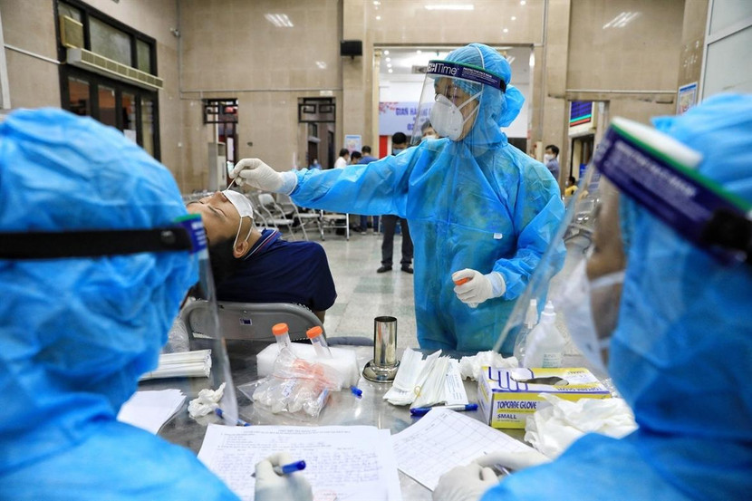 Đội ngũ y tế liên tục lấy mẫu xét nghiệm tại những điểm phong tỏa để sàng lọc ca nhiễm