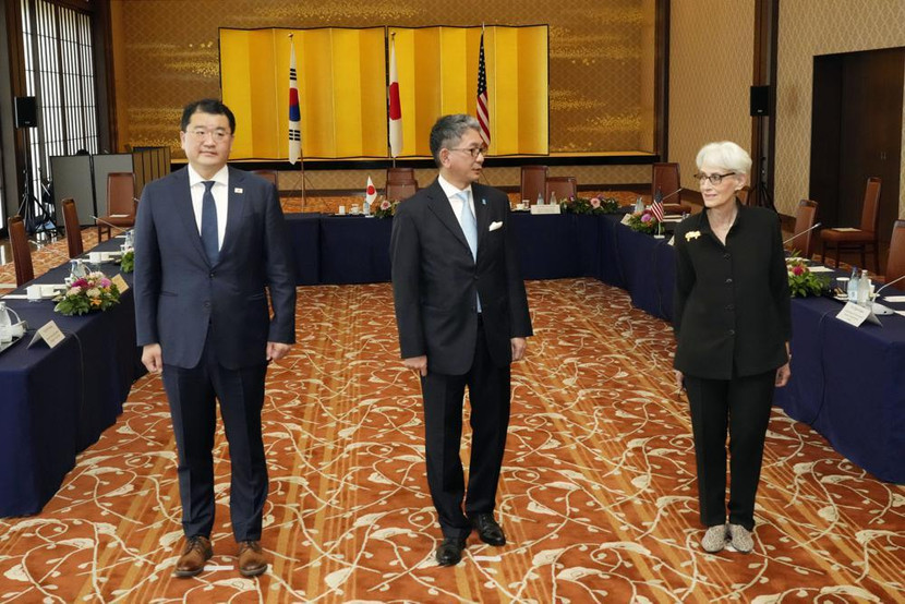 Nữ Thứ trưởng Bộ Ngoại giao Mỹ Wendy Sherman (bên phải) và người đồng cấp Nhật Bản, Hàn Quốc tham dự họp báo chung sau hội nghị