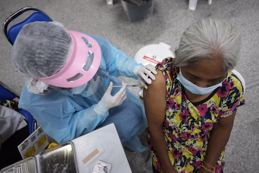 Tiêm vaccine là một trong những giải pháp giúp kiểm soát dịch bệnh
