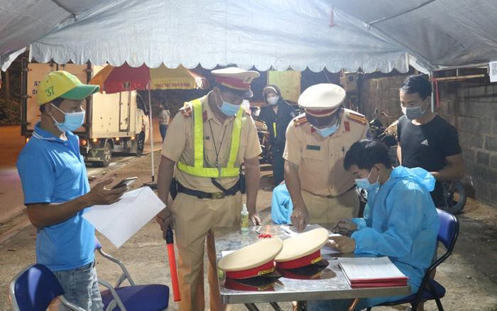 Người dân ra vào TP Hà Nội tại các chốt kiểm soát phòng, chống dịch Covid-19 thực hiện khai báo y tế