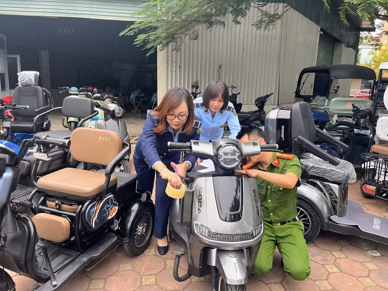 Lực lượng chức năng kiểm đếm, niêm phong tang vật vi phạm