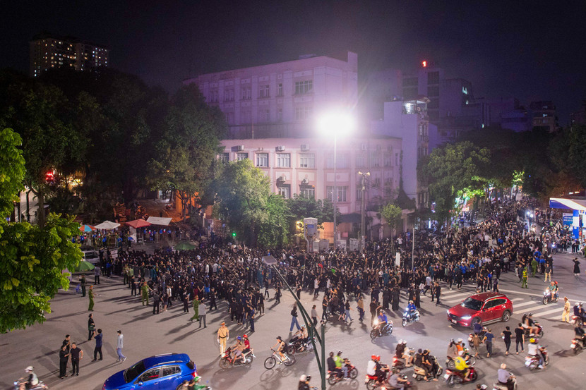 Dòng người kéo dài đến đêm vẫn không dừng lại