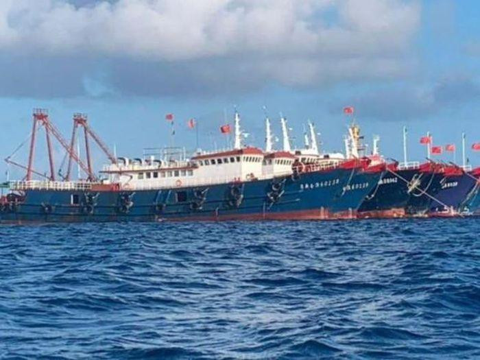 Tàu dân quân Trung Quốc vào thời điểm tụ tập ở đá Ba Đầu Tàu dân quân Trung Quốc vào thời điểm tụ tập ở đá Ba Đầu