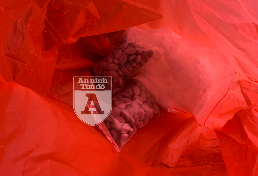 195 viên "thuốc lắc" được "hot girl" Hồ Thị Thùy Trang mang đi giao cho khách đã bị thu giữ 195 viên "thuốc lắc" được "hot girl" Hồ Thị Thùy Trang mang đi giao cho khách đã bị thu giữ