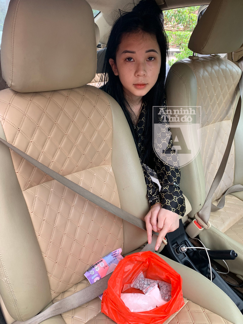 Dù mới chỉ 19 tuổi nhưng "hot girl" Hồ Thị Thùy Trang đã cầm đầu đường dây mua bán trái phép ma túy trên địa bàn huyện Ba Vì Dù mới chỉ 19 tuổi nhưng "hot girl" Hồ Thị Thùy Trang đã cầm đầu đường dây mua bán trái phép ma túy trên địa bàn huyện Ba Vì