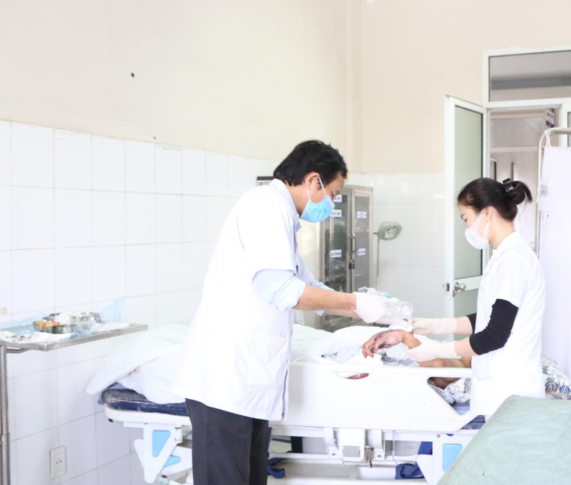 Cháu bé được chăm sóc sau ca phẫu thuật