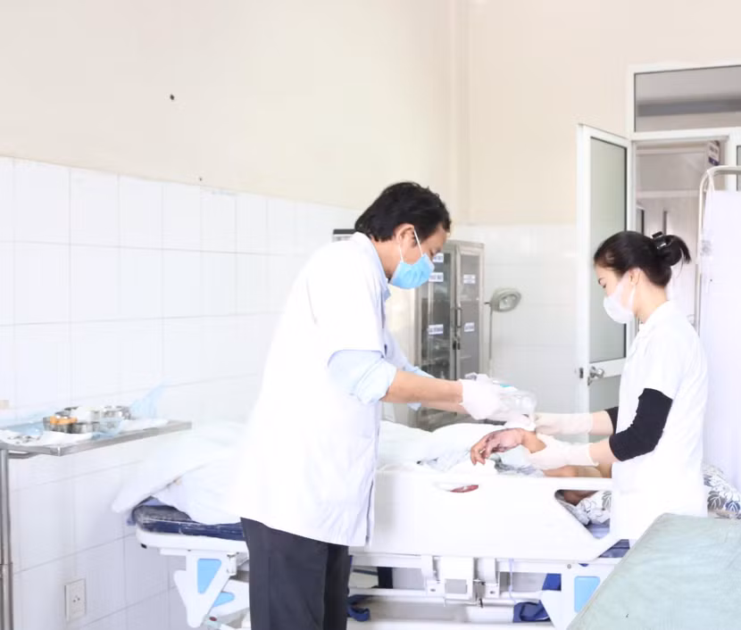 Cháu bé được chăm sóc sau ca phẫu thuật Cháu bé được chăm sóc sau ca phẫu thuật