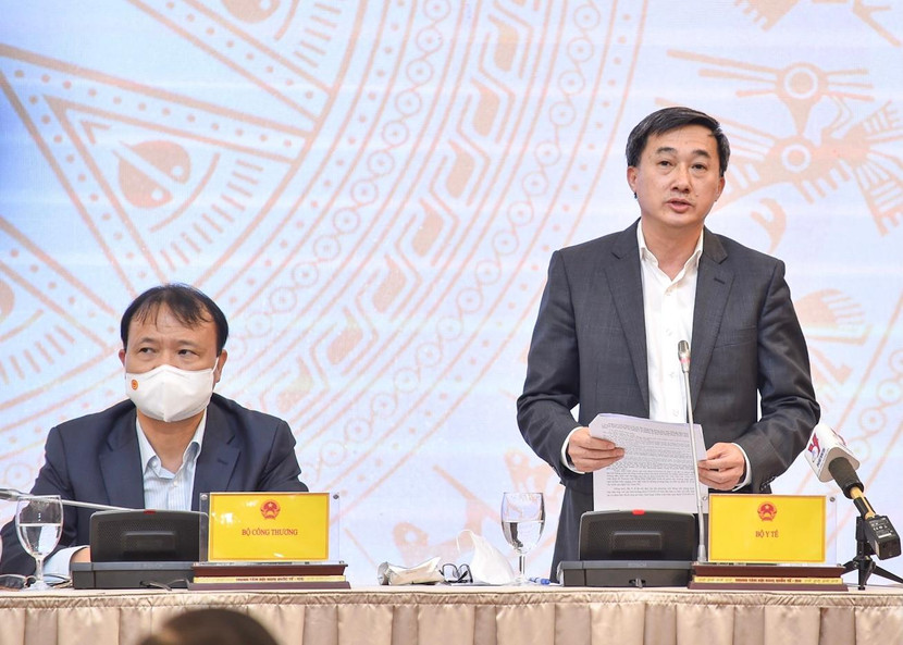 Thứ trưởng Bộ Y tế Trần Văn Thuấn trả lời báo chí tại buổi họp báo Chính phủ Thứ trưởng Bộ Y tế Trần Văn Thuấn trả lời báo chí tại buổi họp báo Chính phủ