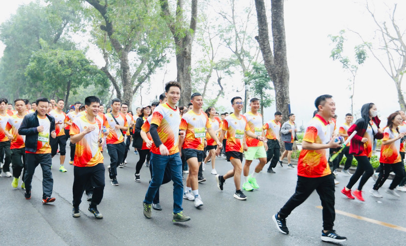 Đông đảo vận động viên trong và ngoài lực lượng CAND tham gia hưởng ứng sự kiện (Ảnh: Nguyễn Bình)