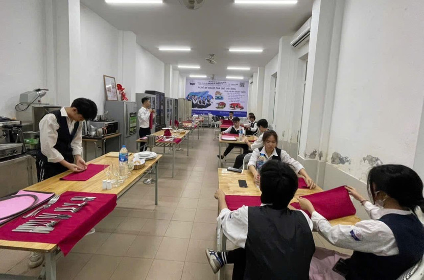 Học viên trường Trung cấp Nghề nấu ăn, nghiệp vụ du lịch và thời trang Hà Nội thi kỹ năng nghề Học viên trường Trung cấp Nghề nấu ăn, nghiệp vụ du lịch và thời trang Hà Nội thi kỹ năng nghề