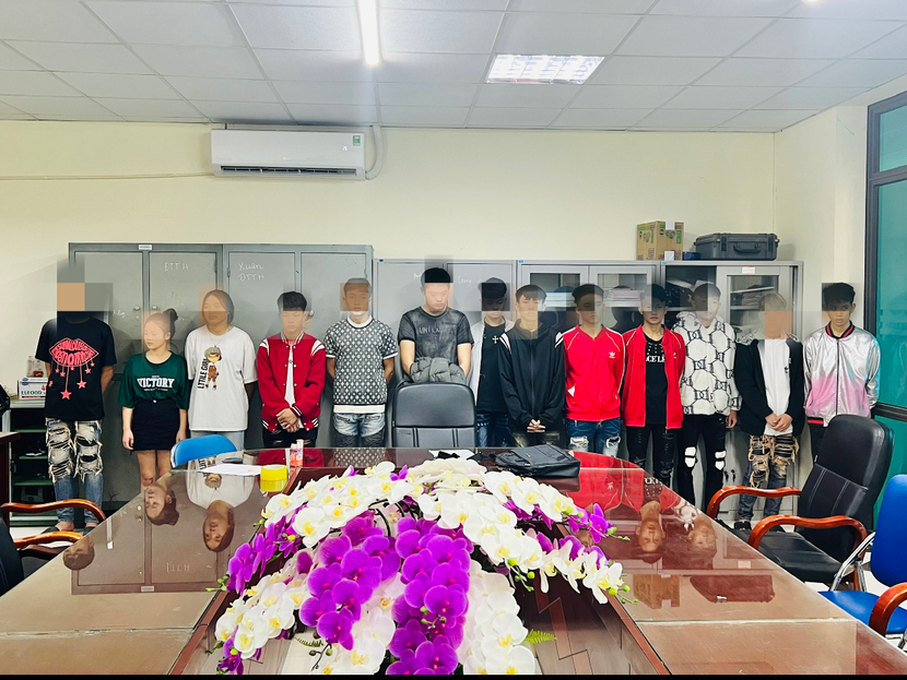 Nhóm thanh thiếu niên này rủ nhau tụ tập, mang theo hung khí đi hỗn chiến Nhóm thanh thiếu niên này rủ nhau tụ tập, mang theo hung khí đi hỗn chiến