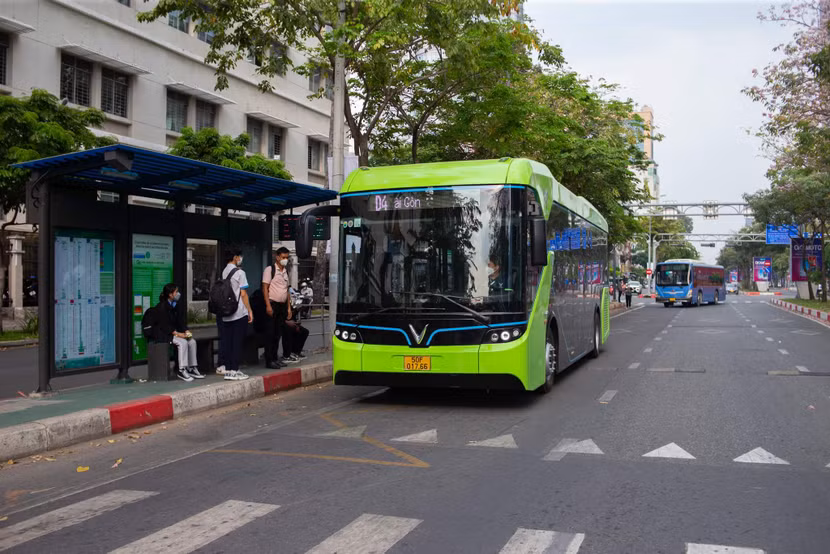 Muốn xanh hóa toàn mạng lưới buýt Hà Nội vào năm 2035, rất cần sự quyết tâm lớn từ thành phố và các doanh nghiệp Muốn xanh hóa toàn mạng lưới buýt Hà Nội vào năm 2035, rất cần sự quyết tâm lớn từ thành phố và các doanh nghiệp