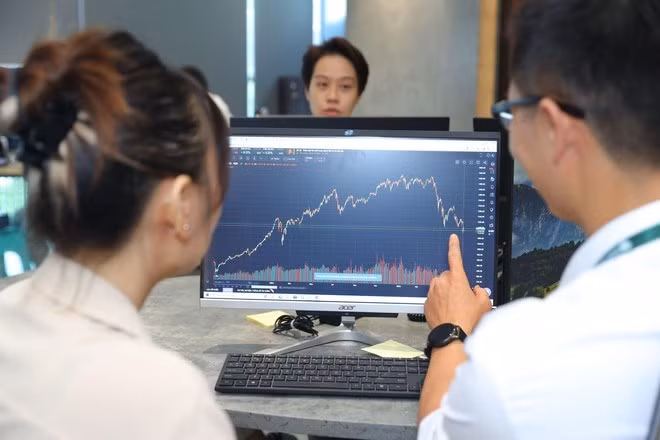 Dù trồi sụt thất thường nhưng so với các kênh đầu tư khác, chứng khoán vẫn là một trong những lựa chọn khả dĩ nhất lúc này đối với các nhà đầu tư cá nhân