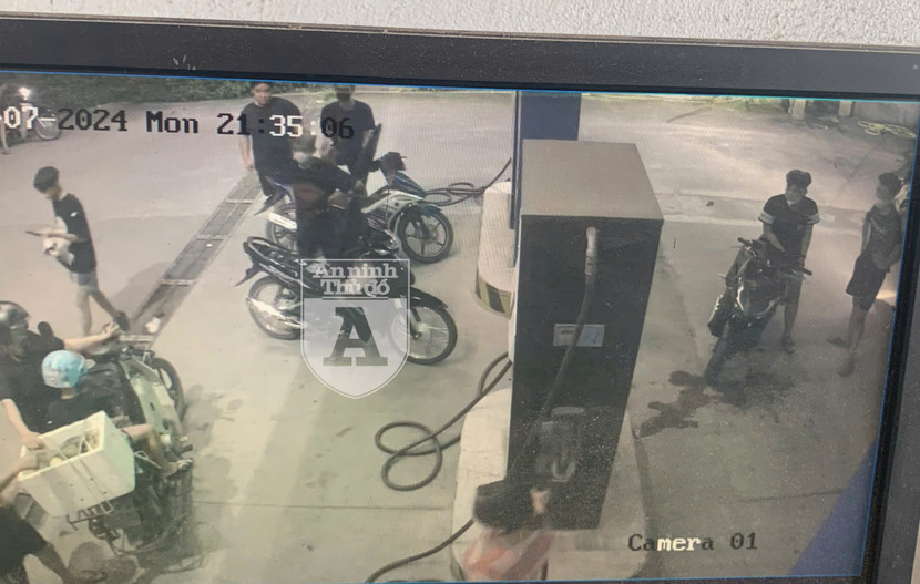 Hình ảnh nhóm đối tượng đi đổ xăng do camera ghi lại