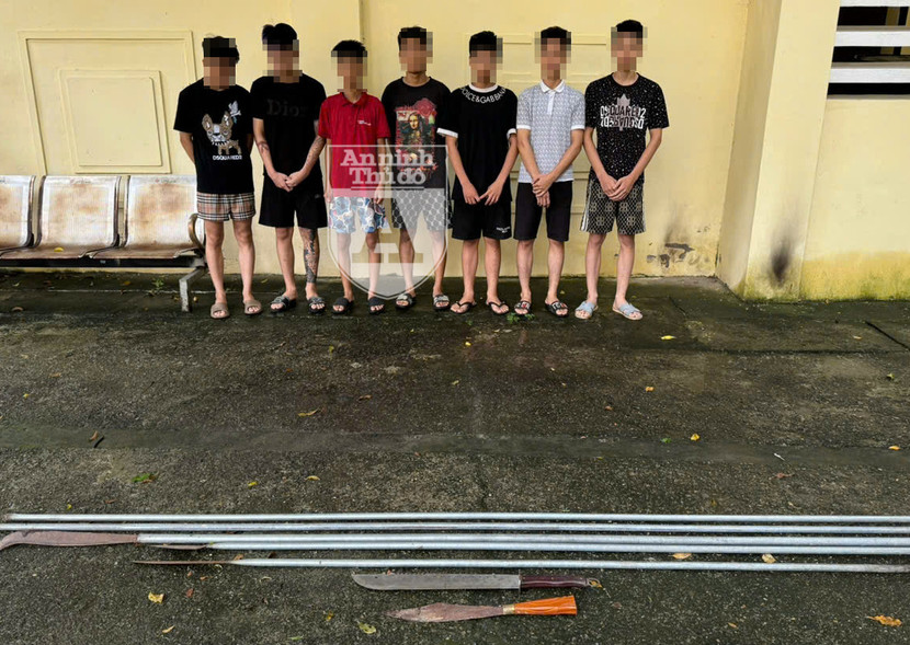 Các đối tượng trong nhóm bị bắt giữ cùng số hung khí mang theo "diễu phố" Các đối tượng trong nhóm bị bắt giữ cùng số hung khí mang theo "diễu phố"