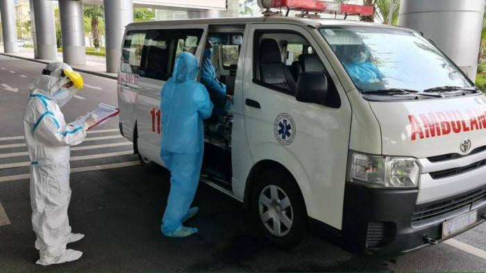 Đưa bệnh nhận Covid-19 nặng đi điều trị