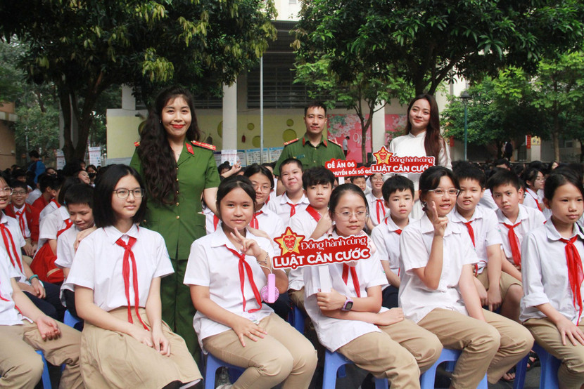 Các em học sinh hào hứng tham gia tìm hiểu Luật Căn cước 2023 thông qua các trò chơi Các em học sinh hào hứng tham gia tìm hiểu Luật Căn cước 2023 thông qua các trò chơi