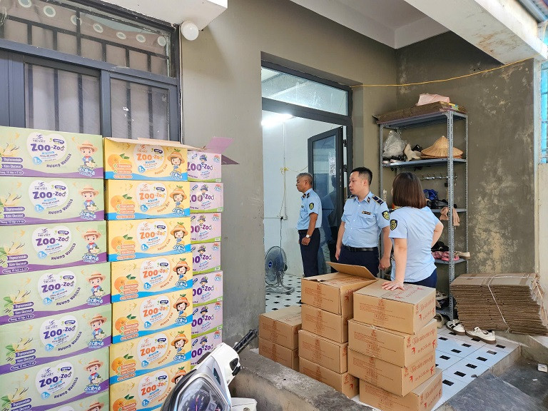 Lực lượng quản lý thị trường kiểm tra, xử lý cơ sở sản xuất yến chưng nghi là hàng giả