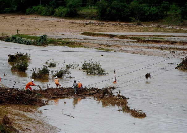 Cán bộ nhân viên EVNCPC khắc phục sự cố lưới điện sau lũ lụt Cán bộ nhân viên EVNCPC khắc phục sự cố lưới điện sau lũ lụt