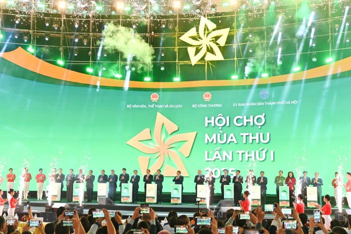 Thủ tướng Phạm Minh Chính cùng các đại biểu thực hiện nghi thức khai mạc Hội chợ Mùa Thu lần thứ nhất - 2025