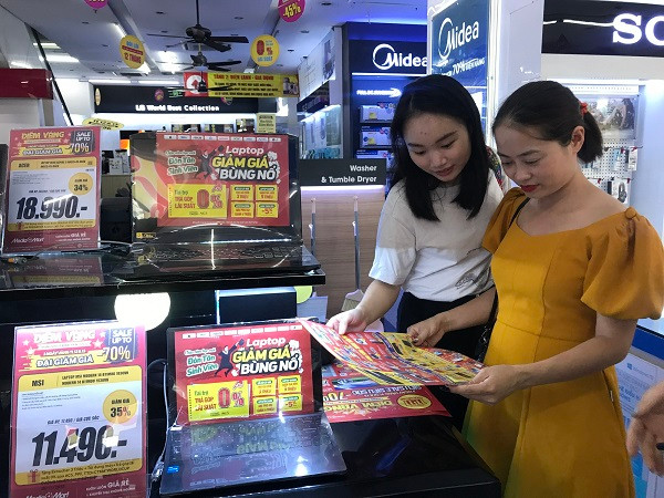 Người tiêu dùng được ưu đãi trong ngày hội khuyến mại