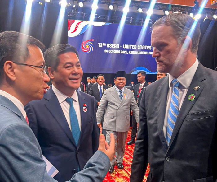 Bên lề Hội nghị Cấp cao ASEAN - Hoa Kỳ lần thứ 13, Bộ trưởng Bộ Công Thương Nguyễn Hồng Diên đã có cuộc gặp gỡ với Trưởng Đại diện Thương mại Hoa Kỳ (USTR) Jamieson Greer, trao đổi thống nhất đẩy nhanh tiến độ để đi tới kết thúc đàm phán, hướng đến hoàn thành Hiệp định thương mại đối ứng, công bằng và cân bằng