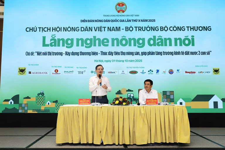 Chủ tịch Hội Nông dân Việt Nam và Bộ trưởng Bộ Công Thương đối thoại với nông dân