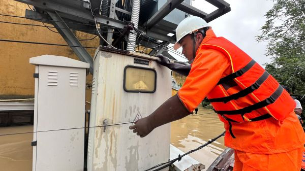 Công nhân Công ty Điện lực Đà Nẵng kiểm tra hệ thống điện tại vùng ngập Hội An