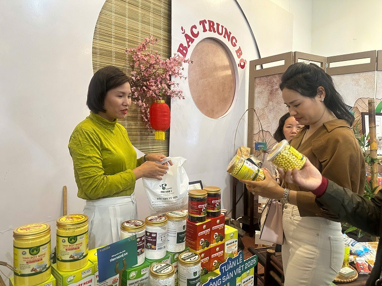 Các sản phẩm nông sản đặc sản, chất lượng cao thu hút người tiêu dùng tại Tuần lễ Nông sản Việt 2025 Các sản phẩm nông sản đặc sản, chất lượng cao thu hút người tiêu dùng tại Tuần lễ Nông sản Việt 2025