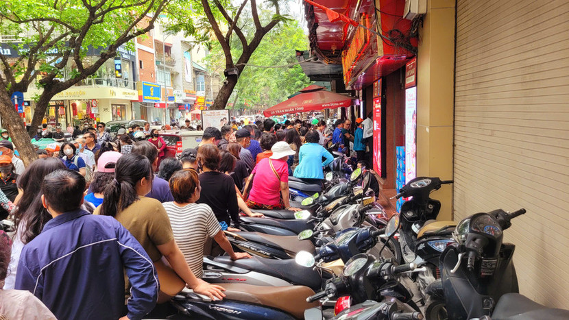 Nhiều người dân xếp hàng mua vàng khi giá tăng nóng Nhiều người dân xếp hàng mua vàng khi giá tăng nóng