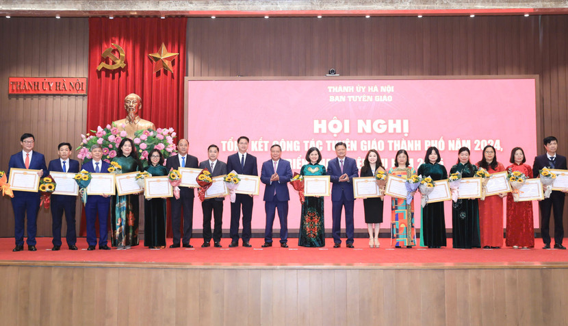 Phó Bí thư Thường trực Thành ủy Hà Nội Nguyễn Văn Phong trao Bằng khen của Ban Thường vụ Thành ủy tặng các tập thể có thành tích xuất sắc.