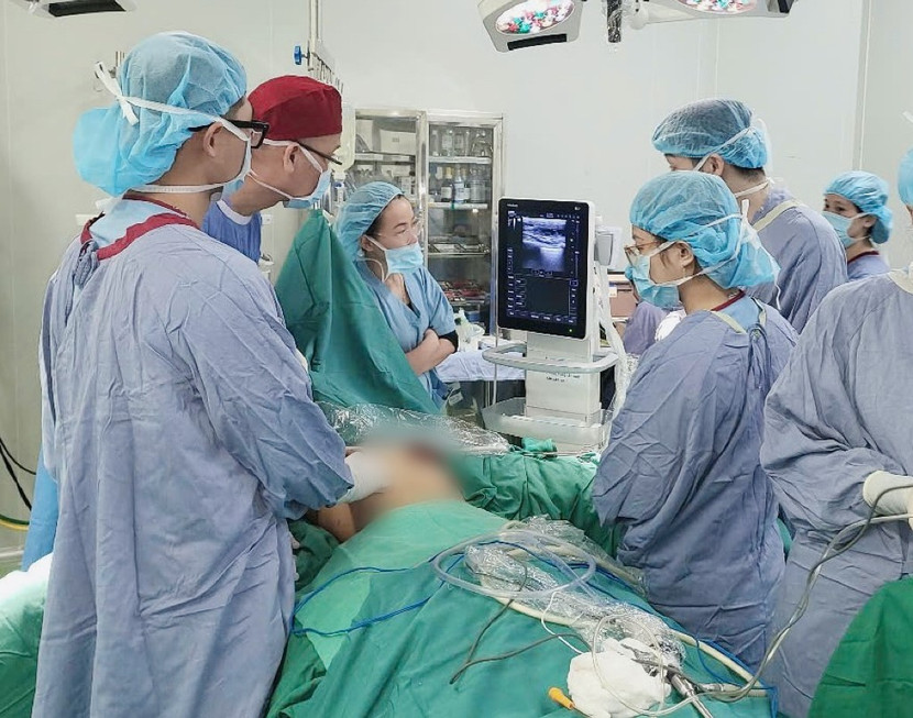 Các bác sĩ kết hợp siêu âm và phẫu thuật nội soi trong mổ cho nữ bệnh nhân