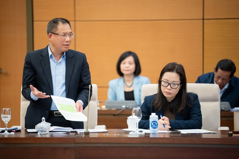 Phó Tổng Giám đốc BHXH Việt Nam Lê Hùng Sơn báo cáo tại phiên họp