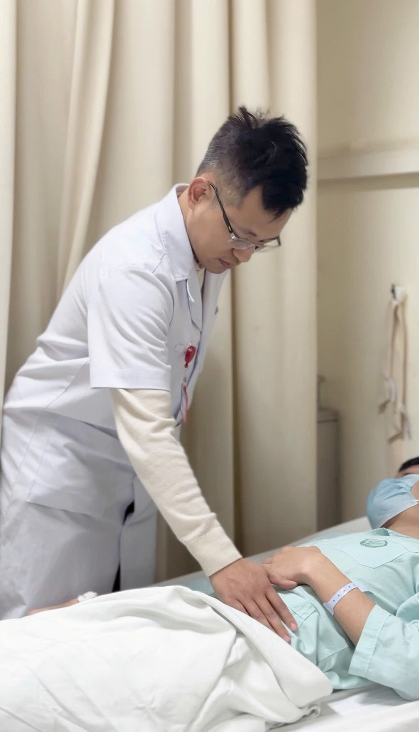 Bác sĩ thăm khám cho bệnh nhân sau ca phẫu thuật gãy dương vật Bác sĩ thăm khám cho bệnh nhân sau ca phẫu thuật gãy dương vật