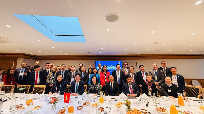 Các đại biểu chụp ảnh lưu niệm Các đại biểu chụp ảnh lưu niệm