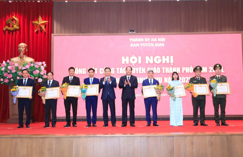 Trưởng ban Tuyên giáo Thành ủy Nguyễn Doãn Toản và Phó Chủ tịch UBND TP Hà Minh Hải trao Bằng khen tặng các cá nhân có thành tích xuất sắc.