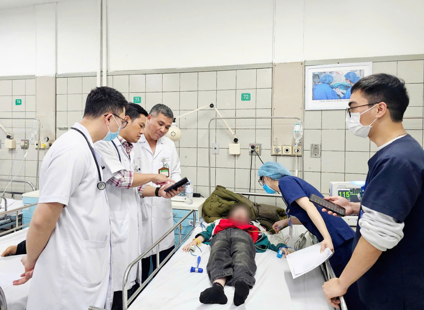 Các bác sĩ Bệnh viện Bạch Mai đang tập trung điều trị cho những trẻ ngộ độc