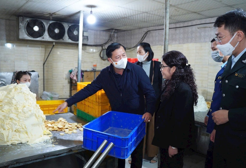 Kiểm tra an toàn thực phẩm tại một cơ sở ở huyện Hoài Đức, Hà Nội