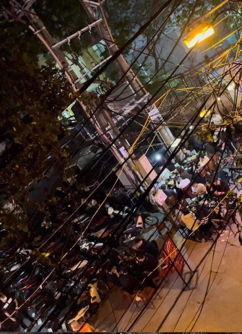 Hàng ăn đêm bầy la liệt bàn ghế ra sân khu tập thể gây bức xúc trong nhân dân