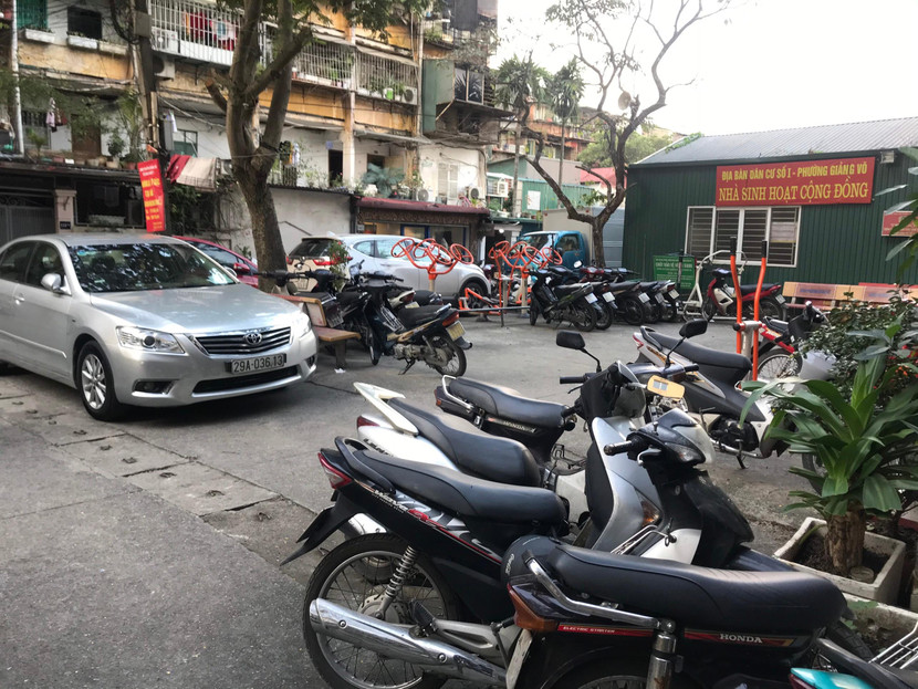 Không chỉ trông xe máy, còn có cả ô tô để ở sân khu tập thể gây ảnh hưởng đến đời sống sinh hoạt của người dân