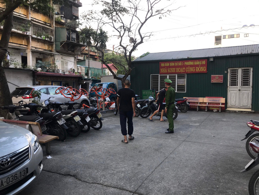Có thời điểm, xe cộ để kín mít "bao vây" cả nhà sinh hoạt cộng đồng, trẻ em không có sân chơi