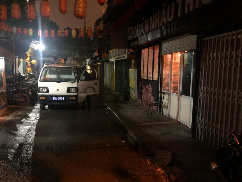 Công an phường tuần tra đêm, xử lý nghiêm tình trạng hàng quán bán quá giờ quy định, lấn chiếm sân tập thể để kinh doanh