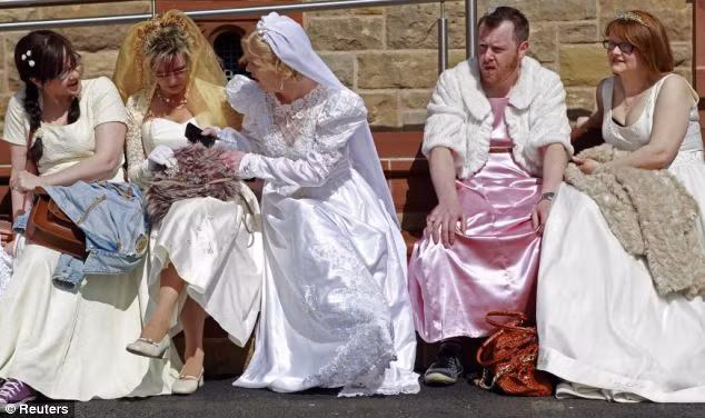 Đám cưới chỉ có... 750 cô dâu ảnh 4