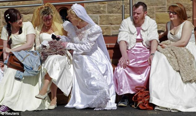 Đám cưới chỉ có... 750 cô dâu ảnh 4