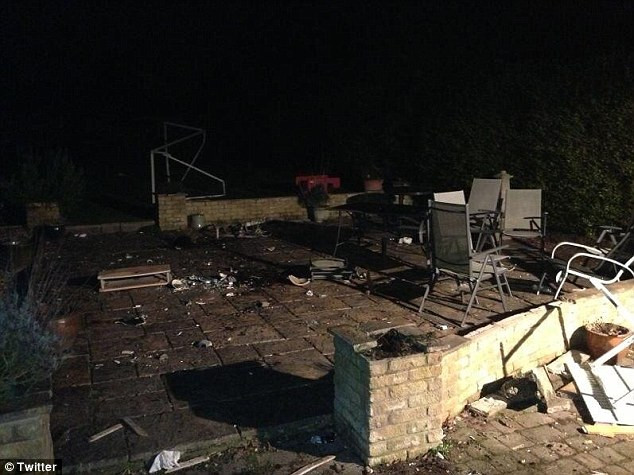 Nữ sinh hả hê sau khi mời bạn về phá nhà tanh bành ảnh 4