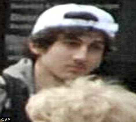 Đấu súng nghẹt thở, 1 nghi phạm vụ đánh bom Boston bị bắn chết ảnh 3