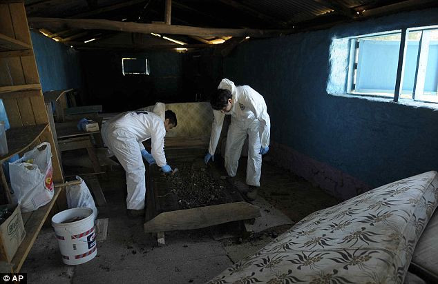 Man rợ thiêu sống trẻ sơ sinh để "cứu thế giới" ảnh 2