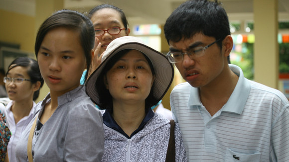 Vẻ mệt mỏi của thí sinh và người nhà sau khi hoàn thành kỳ thi đại học (Ảnh chụp tại điểm thi vào ĐH Y Hà Nội tại trường Tiểu học Quang Trung, Đống Đa)