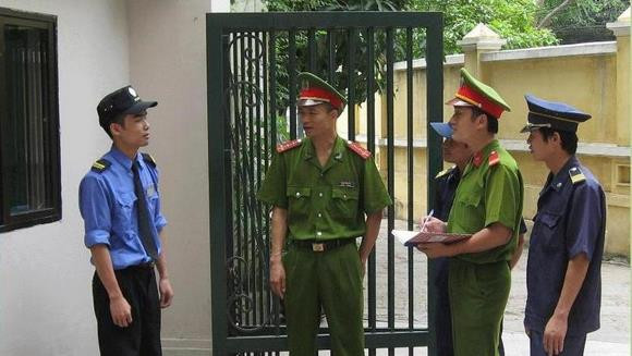 Lực lượng công an cơ sở phối hợp với bảo vệ các cơ quan nhằm nắm tình hình tại địa bàn