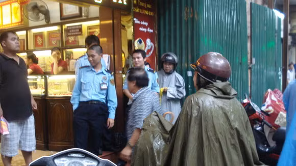 Nhiều người không quản ngại mưa gió mang vàng đi bán khi giá tăng vọt